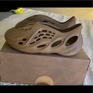 Yeezy ochre foam rnnr size 11
